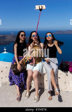 En tenant les jeunes filles chinoises Selfies, photo prise sur le téléphone, Santorini Grèce selfies Banque D'Images