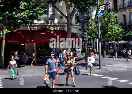 Madrid Espagne,Europe,Espagnol,Calle de Serrano,intersection,croisement rue,marche,adultes homme hommes,femme femme femme femme,tenue d'été,shor Banque D'Images