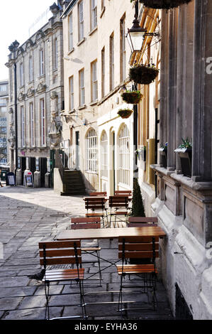 Tables de café dans une rue de baignoire sur un matin ensoleillé Banque D'Images