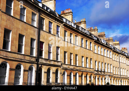 Une rangée de maisons mitoyennes de style géorgien à Bath, Somerset Banque D'Images