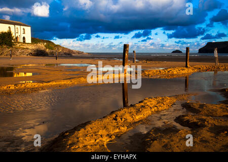 Polzeath, Cornwall, Royaume-Uni 30 Juillet 2015. Lever du soleil sur la plage de Polzeath à Cornwall. Situé sur la côte Atlantique du nord des Cornouailles, la plage est très prisée des surfeurs et les familles. Credit : Mark Richardson/Alamy Live News Banque D'Images