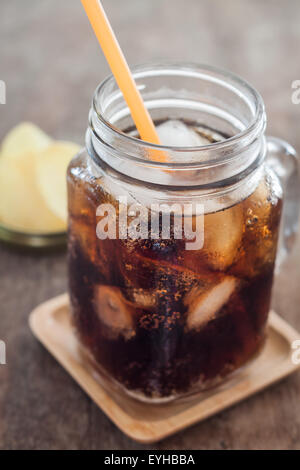 Cola glacé avec les chips de pomme de terre, stock photo Banque D'Images