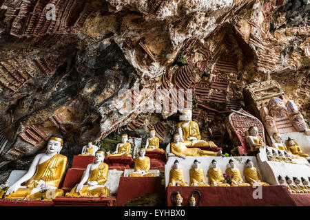 Statues de Bouddha assis, Kawgun grotte, Hpa-an, Karen ou l'Etat de Kayin, Myanmar, Myanmar Banque D'Images