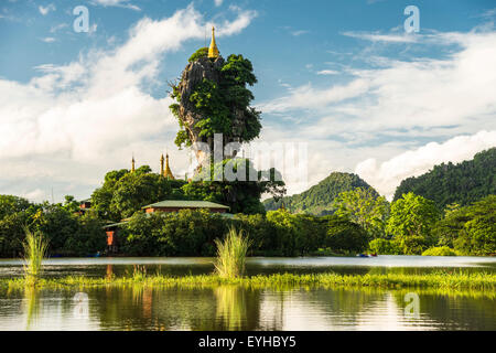 La pagode de Kyauk Kalap sur un rocher, lac, monastère, Hpa-an, Kayin ou l'État Karen, Myanmar Banque D'Images