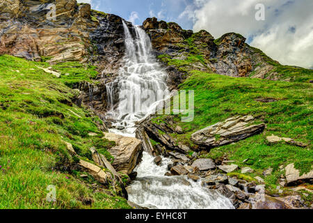 Ruisseau de montagne Grossglockner (en juillet). Altitude : 2600m Banque D'Images