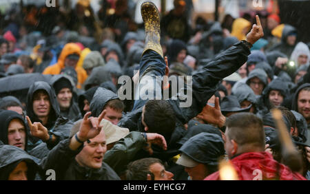 Les festivaliers célèbrent comme l'Feuerwehrmusikkorps sur scène sur le site du festival durant la W.O.A. (Wacken Open Air) au Wacken, Allemagne, 29 juillet 2015. Fans de partout dans le monde entier assister le plus grand festival de heavy metal du 30 juillet au 01 août. Photo : AXEL HEIMKEN/dpa Banque D'Images