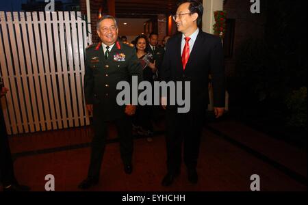 (150730) -- KATMANDOU, 30 juillet 2015 (Xinhua) -- l'Ambassadeur de Chine au Népal Wu Chuntai (R) et de l'armée du Népal Chef Gaurav Shumsher Rana (L) à une réception célébrant le 88e anniversaire de la fondation de l'Armée de libération du peuple chinois (PLA) à Katmandou, Népal, 29 juillet 2015. (Xinhua/Sunil Sharma) Banque D'Images