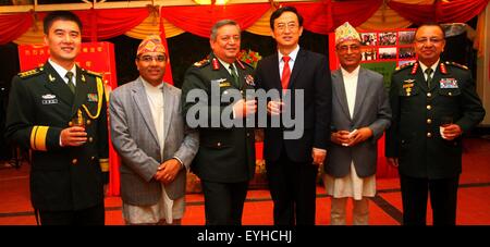 (150730) -- KATMANDOU, 30 juillet 2015 (Xinhua) -- l'Ambassadeur de Chine au Népal Wu Chuntai (3R) et de l'armée du Népal Chef Gaurav Shumsher Rana (3L) présentent au cours d'une réception célébrant le 88e anniversaire de la fondation de l'Armée de libération du peuple chinois (PLA) à Katmandou, Népal, 29 juillet 2015. (Xinhua/Sunil Sharma) Banque D'Images