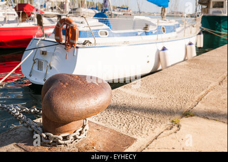 Bollard sur le quai d'un port sur la toile de bateaux Banque D'Images