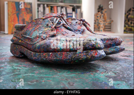 Paire de chaussures de l'artiste incrustées dans la peinture à l'huile Banque D'Images