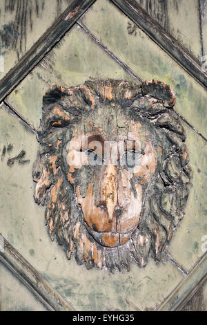 Trieste, Italie. Une vieille porte en bois dispose d''un lion comme décoration, éventuellement de fois vénitienne (le lion de Saint Marc) Banque D'Images