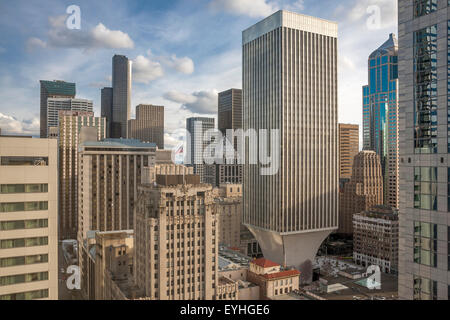 Rainier Tower situé dans le centre-ville de Seattle. Un gratte-ciel fuselé qui semble presque être à l'envers ou inversé, Seattle , États-Unis Banque D'Images