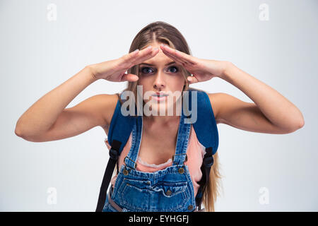 Jeune jolie fille à la recherche dans la distance isolé sur fond blanc Banque D'Images