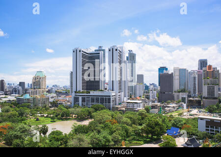 Bangkok, la capitale de la Thaïlande. La zone Sukhumvit avec Benjasiri Park au premier plan. Banque D'Images