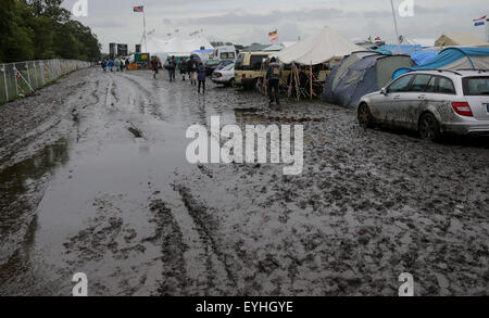 Le Wacken, Allemagne. 29 juillet, 2015. Le camping sur la zone du festival du W.O.A. (Wacken Open Air) est inondé au Wacken, Allemagne, 29 juillet 2015. Fans de partout dans le monde entier assister le plus grand festival de heavy metal du 30 juillet au 01 août. Photo : AXEL HEIMKEN/dpa/Alamy Live News Banque D'Images