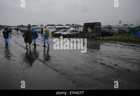 Le Wacken, Allemagne. 29 juillet, 2015. Le camping sur la zone du festival du W.O.A. (Wacken Open Air) est inondé au Wacken, Allemagne, 29 juillet 2015. Fans de partout dans le monde entier assister le plus grand festival de heavy metal du 30 juillet au 01 août. Photo : AXEL HEIMKEN/dpa/Alamy Live News Banque D'Images