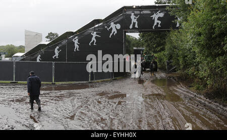 Le Wacken, Allemagne. 29 juillet, 2015. L'entrée de la zone du festival du W.O.A. (Wacken Open Air) sont inondés au Wacken, Allemagne, 29 juillet 2015. Fans de partout dans le monde entier assister le plus grand festival de heavy metal du 30 juillet au 01 août. Photo : AXEL HEIMKEN/dpa/Alamy Live News Banque D'Images