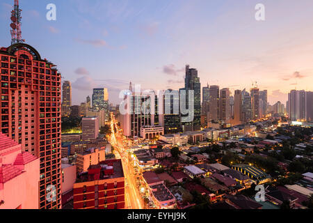 Eleveted, vue de la nuit de Makati, le quartier des affaires de Manille. Eleveted, vue de la nuit de Makati, le quartier des affaires de Manille.