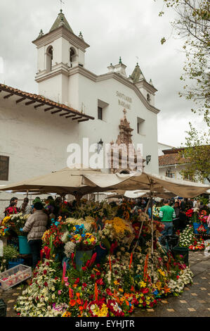 Marché aux Fleurs et Iglesia del Carmen de Ascuncion, Cuenca, Équateur Banque D'Images