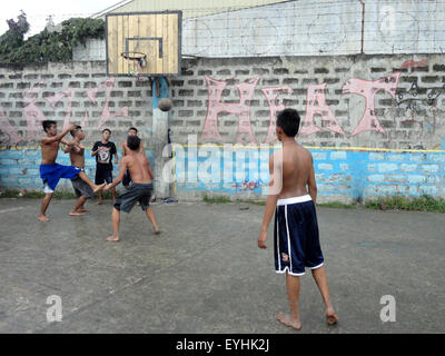 Navotas City, Philippines. 30 juillet, 2015. Les philippins jouer demi terrain de basket-ball derrière un composé en Malabon City. © Richard James Mendoza/Pacific Press/Alamy Live News Banque D'Images