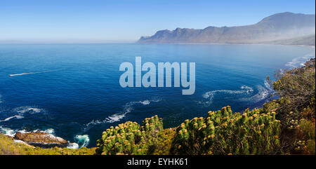 Vue sur la Réserve Naturelle de Kogelberg (vue vers la pointe du Cap sur l'océan de Clarence drive) - Western Cape Province - South Banque D'Images