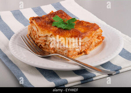 Lasagne fraîche savoureuse sur une plaque blanche Banque D'Images