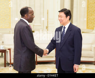 Beijing, Chine. 29 juillet, 2015. Le Vice-président chinois Li Yuanchao (R) RENCONTRE AVEC LE DR Congo Le ministre des Affaires étrangères, Raymond Tshibanda, à Beijing, capitale de la Chine, le 29 juillet 2015. © Huang Jingwen/Xinhua/Alamy Live News Banque D'Images