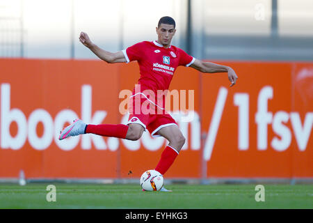 Mainz, Allemagne. 29 juillet, 2015. Mainz' Leon Balgoun en action au cours de l'essai 1er match de football FSV Mainz 05 vs Lazio Rome à Mainz, Allemagne, 29 juillet 2015. Photo : Fredrik von Erichsen/dpa/Alamy Live News Banque D'Images