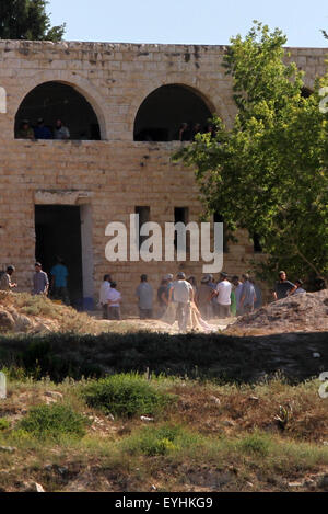 Jénine. 29 juillet, 2015. Les colons juifs sont vus dans le règlement de Sa-Nur dans le nord de la Cisjordanie, 29 juillet 2015. Les forces de sécurité israéliennes ont évacué le 30 juillet environ 200 colons de l'emplacement de l'ancienne colonie illégale de Sa-Nur dans le nord de la Cisjordanie. © Ayman Nobani/Xinhua/Alamy Live News Banque D'Images