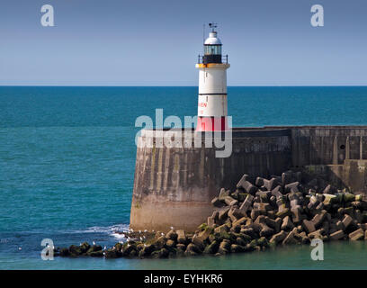 Phare et mur du port, port de Newhaven, East Sussex, Angleterre Banque D'Images