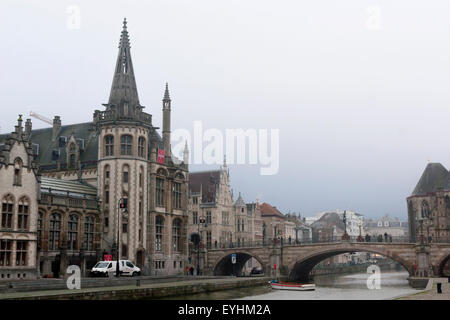 Publiez palace avec le canal et la rue Korenlei, Gent Banque D'Images