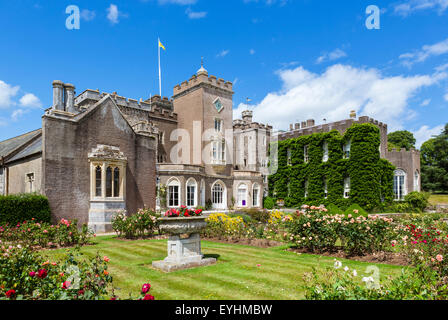 La maison et les jardins historiques à Powderham Castle, Kenton, près d'Exeter, Devon, Angleterre, Royaume-Uni Banque D'Images