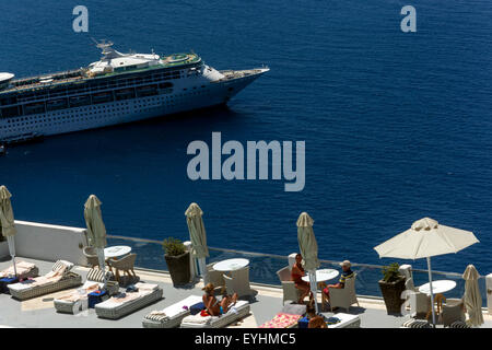 Bateau de croisière Santorini, personnes sur une terrasse au-dessus de la mer, Iles grecques, Cyclades, Grèce croisière Banque D'Images