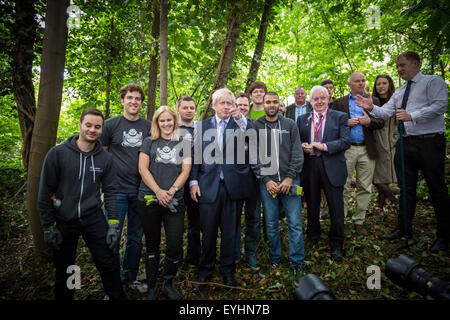 Londres, Royaume-Uni. 30 juillet, 2015. Maire Boris Johnson visites new kids' adventure centre Shooters Hill comme Londres hits 100 000 bénévoles de l'équipe Crédit : Guy Josse/Alamy Live News Banque D'Images