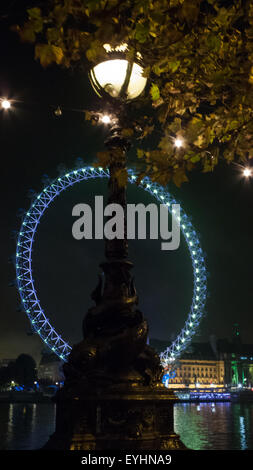 Londres, Angleterre. London Eye de nuit, avec l'un de l'emblématique 'Dolphin' lampes. Banque D'Images