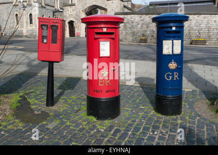 Windsor, en Angleterre. Timbre rouge et post machine case EIIR, ancien pilier de par avion bleu case GR, Antenne de couronnement poster le roi George V. Banque D'Images