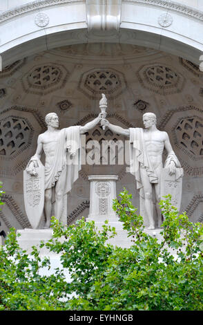 Londres, Angleterre, Royaume-Uni. Bush House - Strand / Aldwych - ancien de la BBC. Au-dessus des statues du portique sur la façade d'Aldwych. Banque D'Images