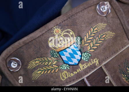 Munich, Allemagne. 30 juillet, 2015. Les lettres 'Wiesnkoenig' (lit. Le roi de la Bière) est brodé sur un lederhose en marge d'une conférence de presse sur le 2015 de l'Oktoberfest à Munich, Allemagne, 30 juillet 2015. Le lederhosen est d'être vendu comme un produit de merchandising sur l'Oktoberfest. Le célèbre festival de la bière Oktoberfest commence le 19 septembre et se termine le 4 octobre 2015. Photo:PETER KNEFFEL/dpa/Alamy Live News Banque D'Images