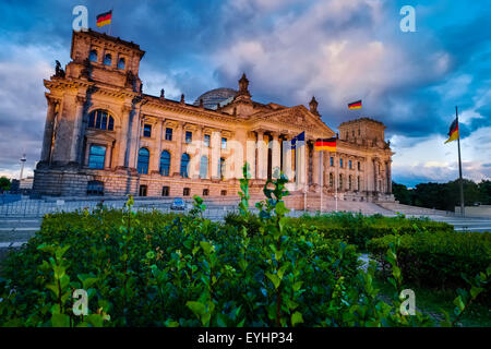 Bâtiment du Reichstag, au coucher du soleil la lumière, Berlin, Allemagne Banque D'Images