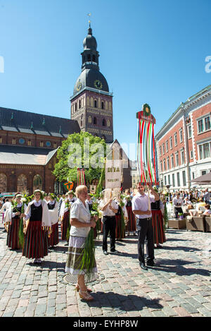 Les gens en costume national au chant national letton et Dance Festival Banque D'Images