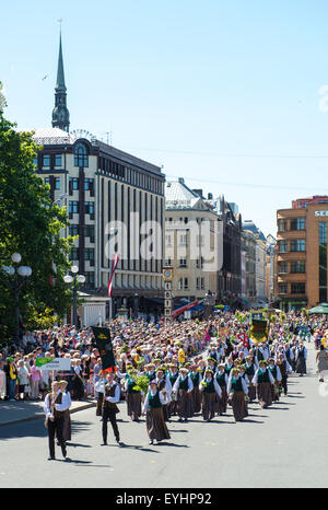 Les gens en costume national au chant national letton et Dance Festival Banque D'Images