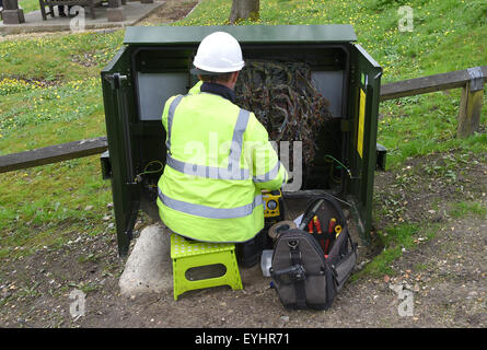 Téléphone Ingénieur travaillant sur une boîte de jonction, Grande-Bretagne, Royaume-Uni Banque D'Images