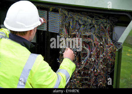 Téléphone Ingénieur travaillant sur une boîte de jonction, Grande-Bretagne, Royaume-Uni Banque D'Images