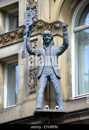 Statue de Paul McCartney sur l'extérieur de la dure journée de Nuit hôtel. La ville de Liverpool, Angleterre, Royaume-Uni Banque D'Images