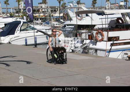 Femme à l'aide d'un fauteuil roulant sur un quai de plaisance Banque D'Images