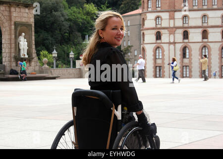 Femme à l'aide d'un fauteuil roulant à l'Abbaye de Montserrat Banque D'Images