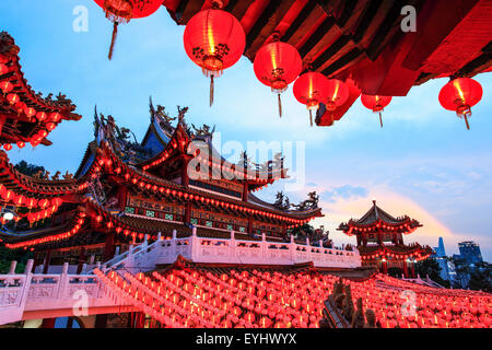 Le Temple Thean Hou toutes les lanternes éclairaient pendant le Nouvel An chinois. Banque D'Images