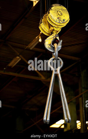 Crochet jaune industriel utilisé pour le transport à l'intérieur d'une usine Banque D'Images