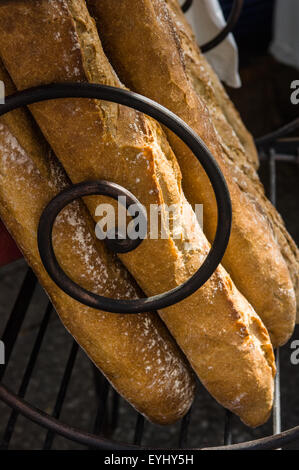 Paris, France. Baguettes de pain dans un affichage en fer forgé à l'extérieur d'une boulangerie. Banque D'Images