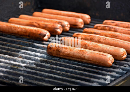 Rangée de hot dog boeuf cuisson sur un barbecue. Banque D'Images